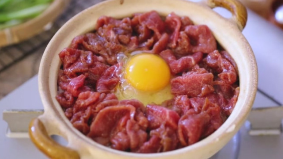 【牛肉煲仔饭】完美的一人食,一锅有饭有肉又有菜,还有锅巴底,吃起来超满足~如果没有砂锅直接